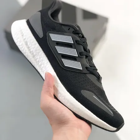 アディダス スニーカー