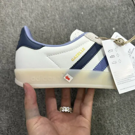 アディダス スニーカー