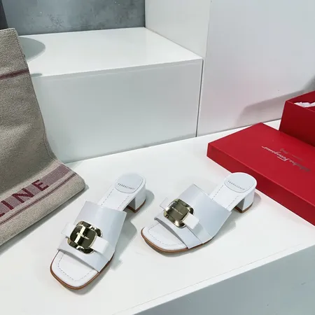 フェラガモ スリッパ