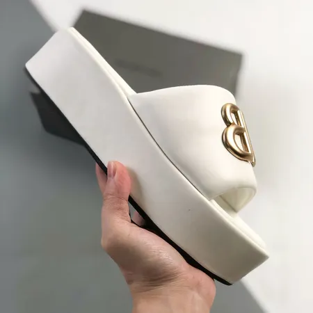 バレンシアガ スリッパ