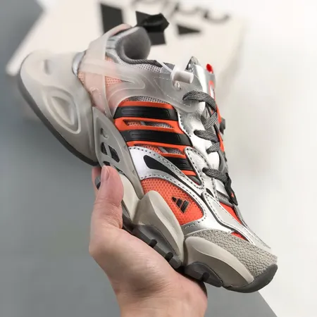 アディダス スニーカー