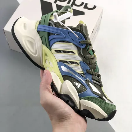 アディダス スニーカー