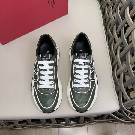 ヴァレンティノ スニーカー