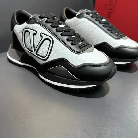 ヴァレンティノ スニーカー