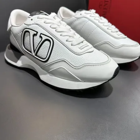 ヴァレンティノ スニーカー