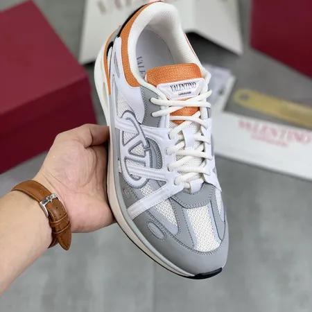 ヴァレンティノ スニーカー