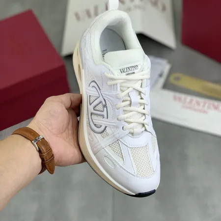 ヴァレンティノ スニーカー