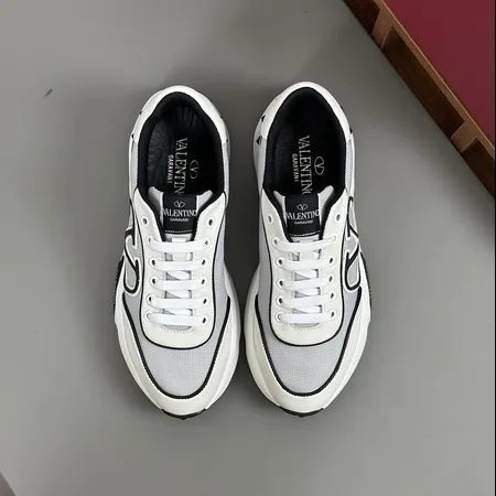 ヴァレンティノ スニーカー