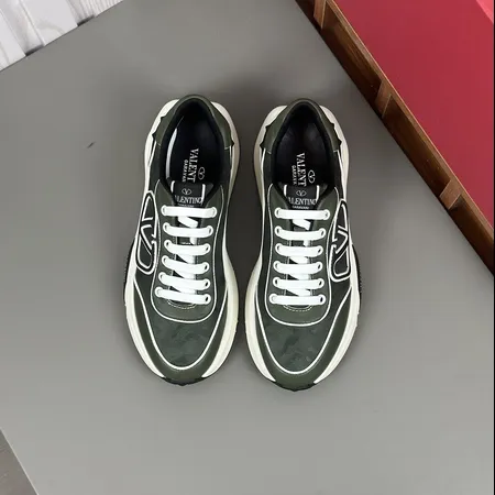 ヴァレンティノ スニーカー