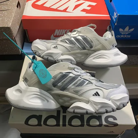 アディダス スニーカー