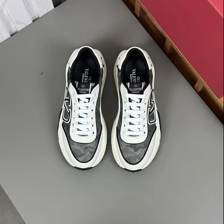 ヴァレンティノ スニーカー