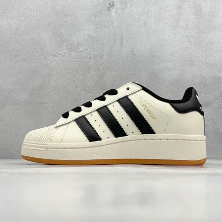 アディダス カジュアルシューズ