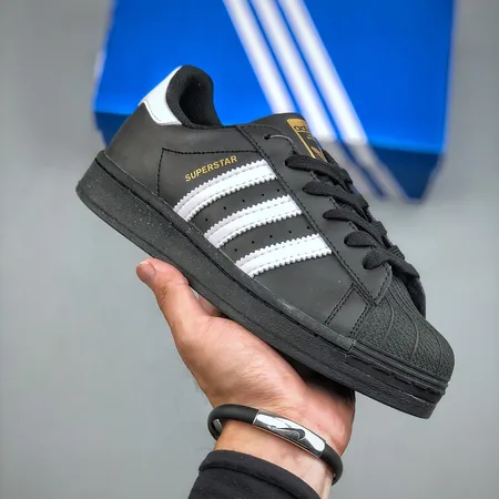 アディダス カジュアルシューズ