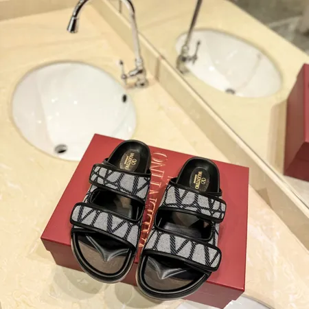 ヴァレンティノ スリッパ