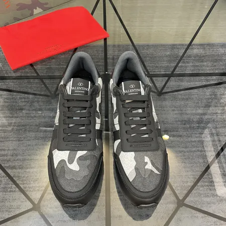 ヴァレンティノ スニーカー