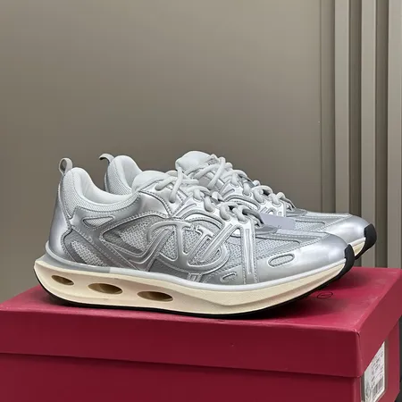 ヴァレンティノ スニーカー