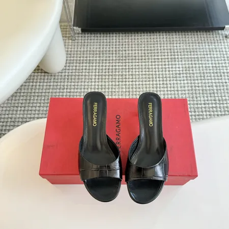 フェラガモ スリッパ