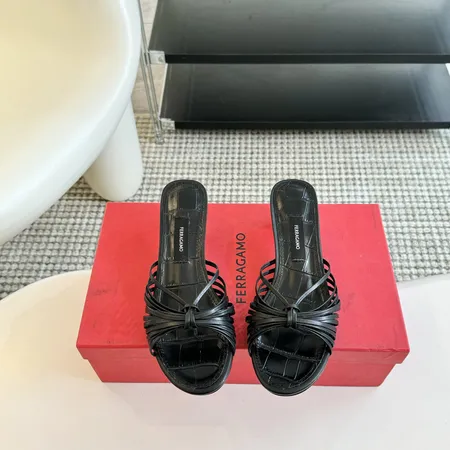 フェラガモ スリッパ