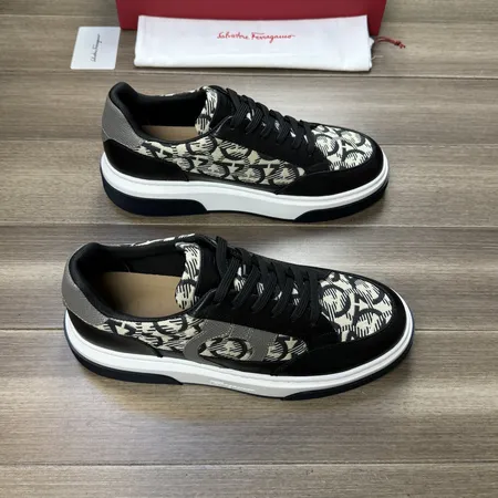 フェラガモ カジュアルシューズ