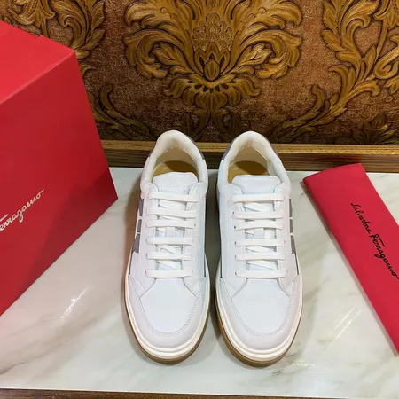 フェラガモ カジュアルシューズ