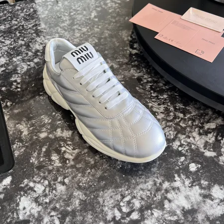 ミュウミュウ カジュアルシューズ