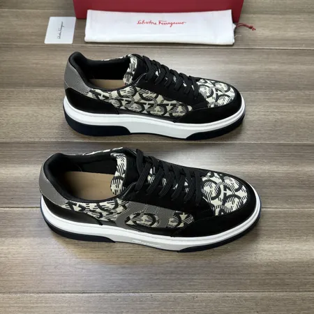 フェラガモ カジュアルシューズ