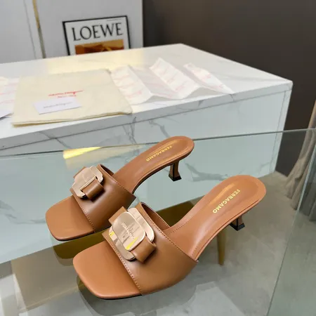 フェラガモ スリッパ