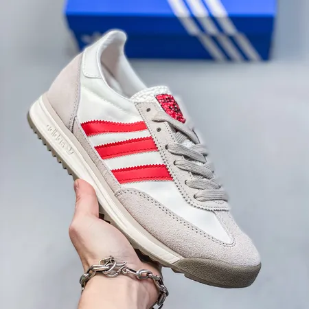 アディダス スニーカー