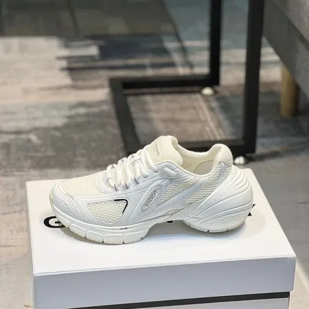 ジバンシィ スニーカー