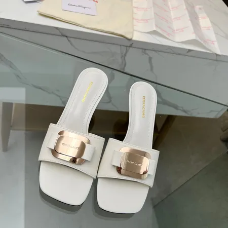 フェラガモ スリッパ