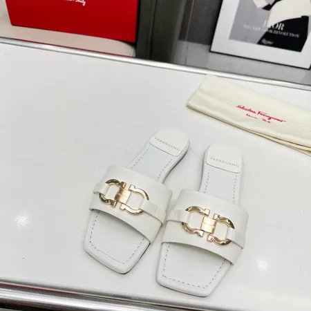 フェラガモ スリッパ