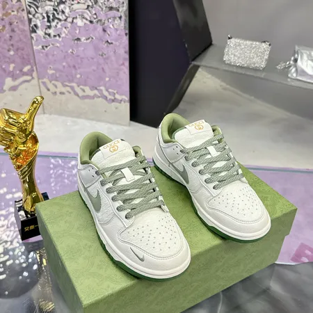 グッチ カジュアルシューズ