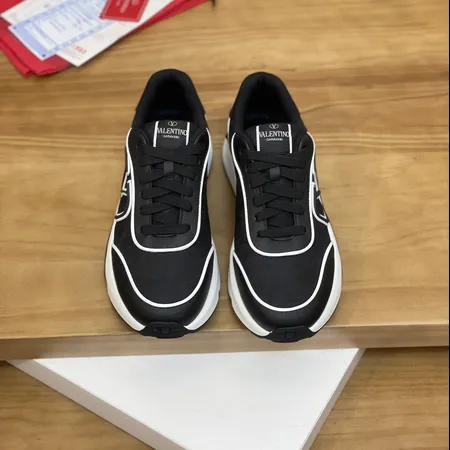 ヴァレンティノ スニーカー