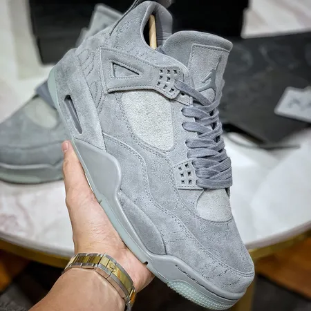 カウズ スニーカー