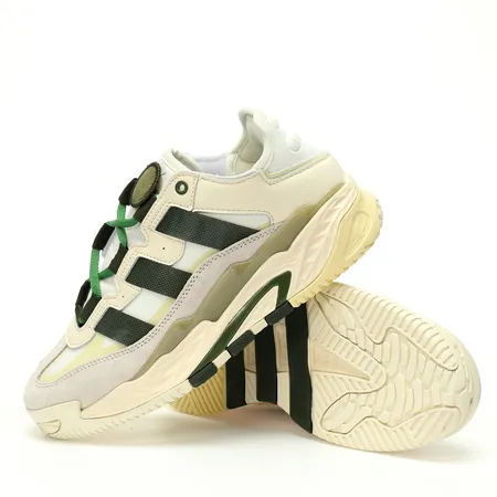 アディダス スニーカー