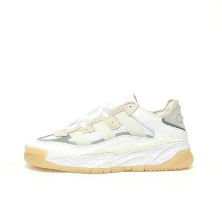 アディダス スニーカー