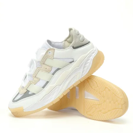 アディダス スニーカー