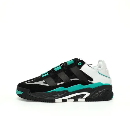 アディダス スニーカー