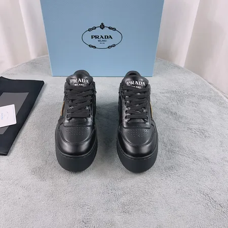 プラダ カジュアルシューズ