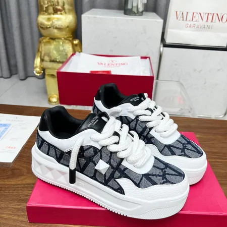 ヴァレンティノ スニーカー