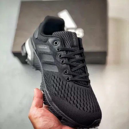 アディダス スニーカー