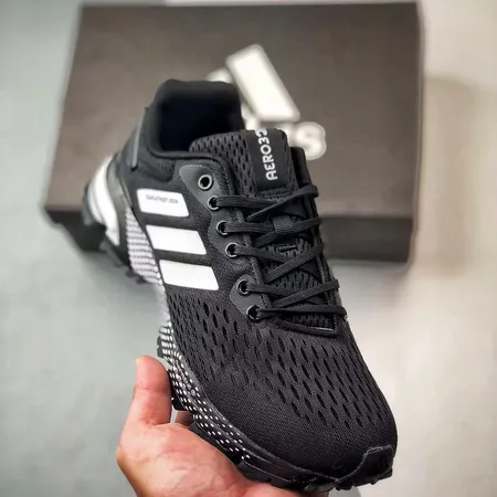 アディダス スニーカー