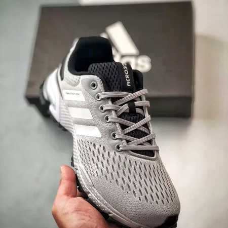 アディダス スニーカー