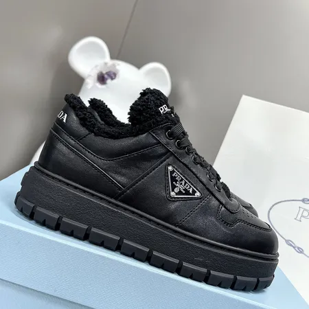 プラダ カジュアルシューズ