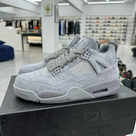 カウズ スニーカー