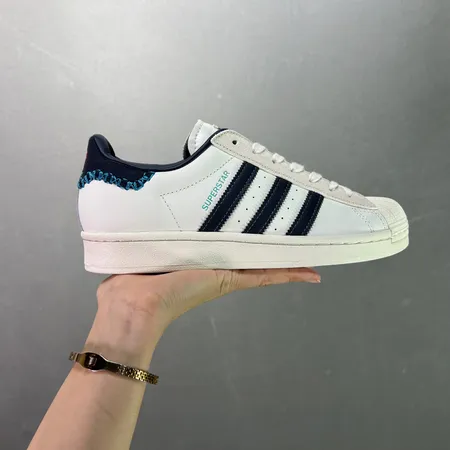 アディダス カジュアルシューズ