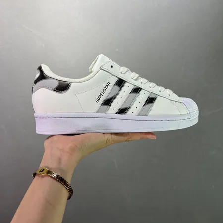 アディダス カジュアルシューズ