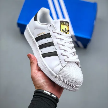 アディダス カジュアルシューズ