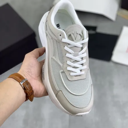 ヴァレンティノ スニーカー