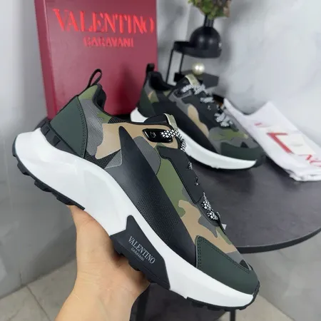 ヴァレンティノ スニーカー